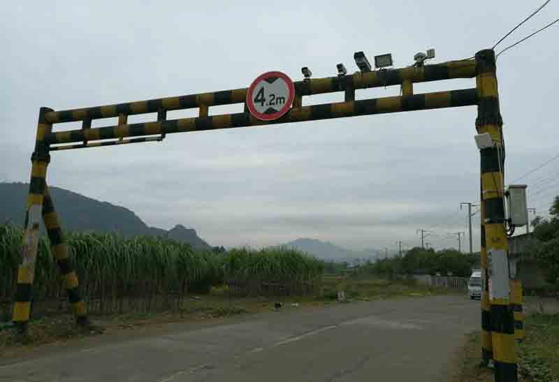 雅安对开式限高架